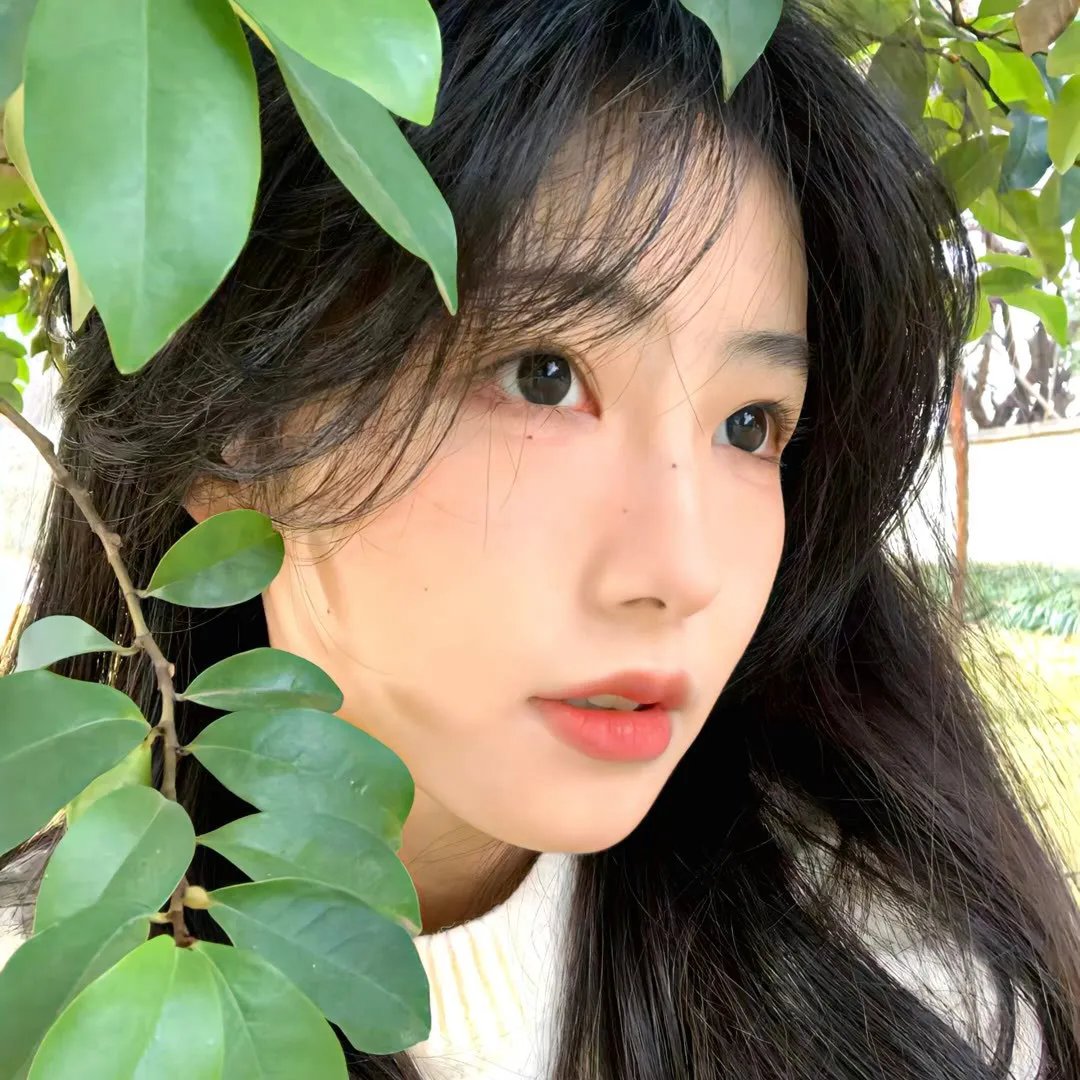 她背后的那双手